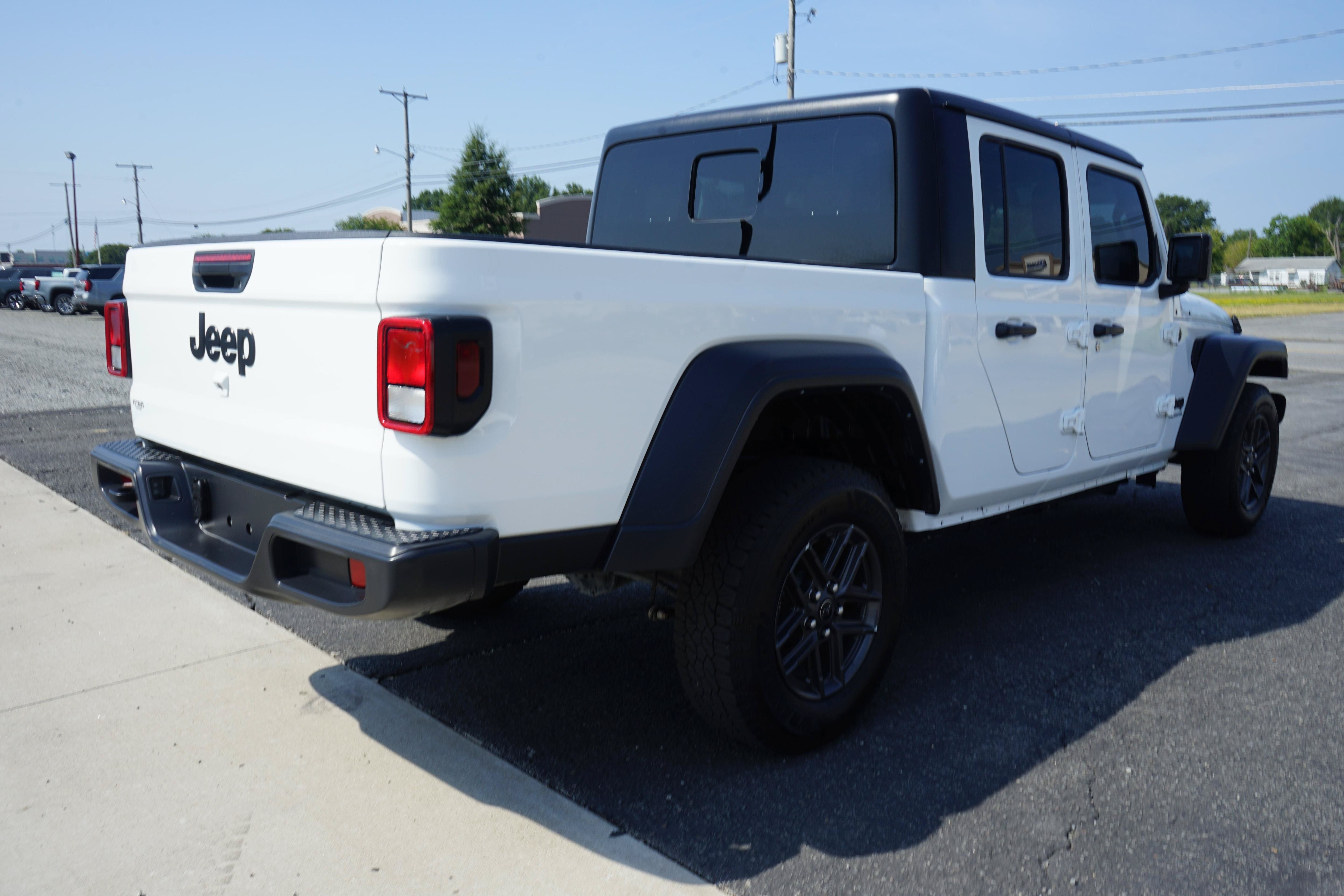 Used 2025 Jeep Gladiator Sport AWD/4WD image 5
