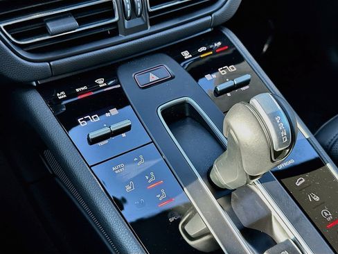 Certified 2026 Porsche Macan AWD/4WD image 18