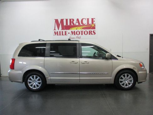 Used 2014 Chrysler Town & Country Touring image 6