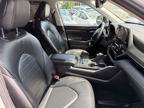 Used 2023 Toyota Highlander XLE AWD/4WD image 10