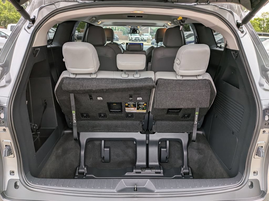 Used 2026 Toyota Sienna XLE FWD image 38