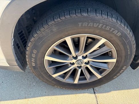 Used 2017 Toyota Highlander XLE AWD/4WD image 9