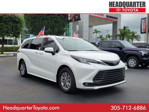 Used 2026 Toyota Sienna XLE FWD image 1