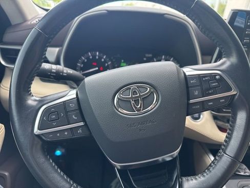 Used 2020 Toyota Highlander XLE FWD image 9
