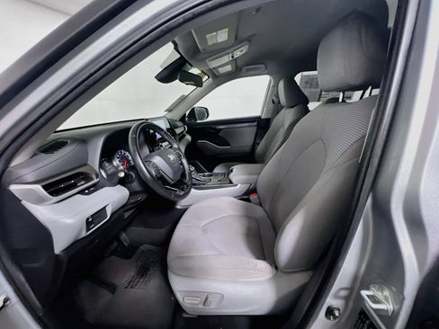 Used 2021 Toyota Highlander LE FWD image 14