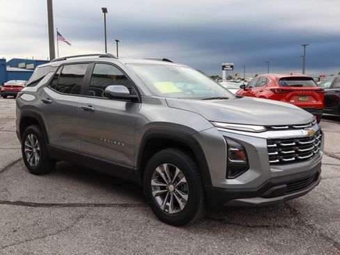 Used 2025 Chevrolet Equinox LT w/ Convenience Package II FWD image 3