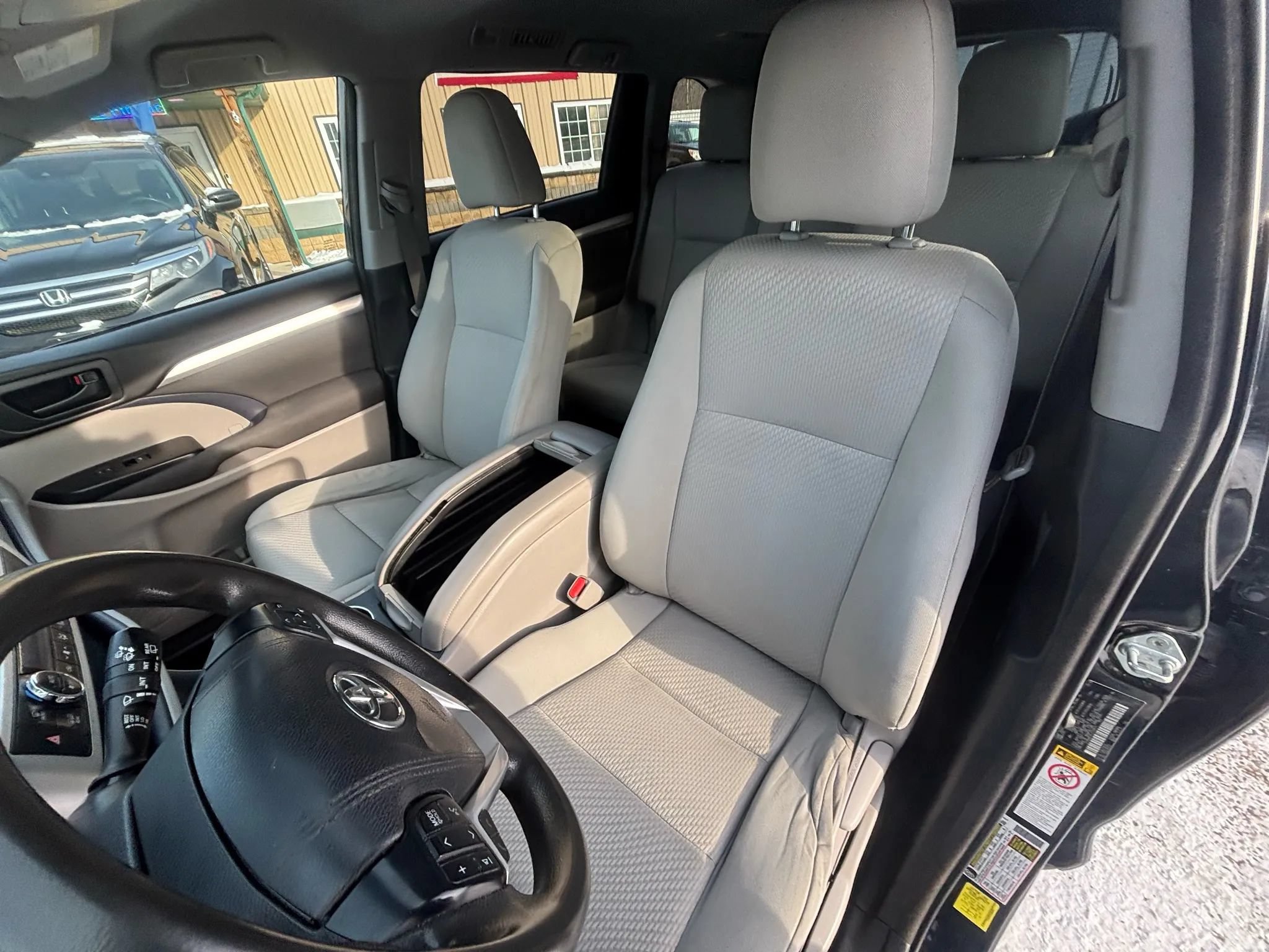Used 2018 Toyota Highlander LE w/ Carpet Mat Package (TMS) AWD/4WD image 22