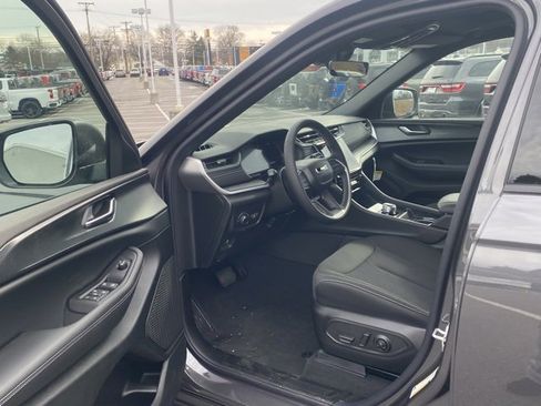 New 2025 Jeep Grand Cherokee L Laredo image 14