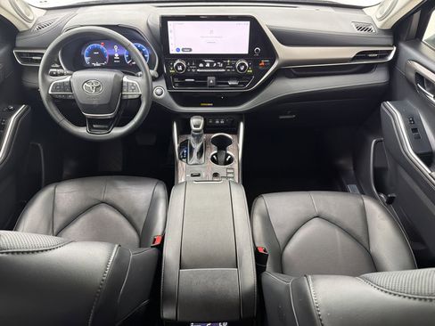 Used 2024 Toyota Highlander Limited image 16