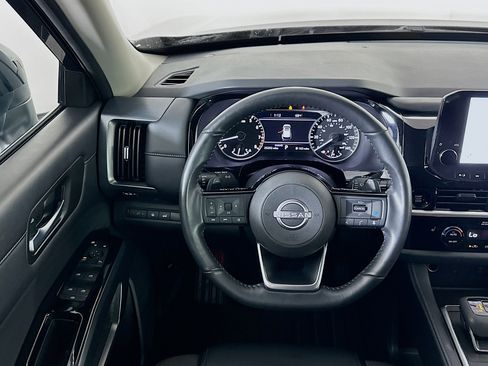 Used 2025 Nissan Pathfinder SL image 18