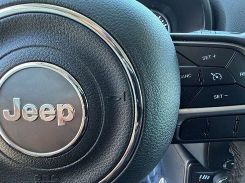 Used 2022 Jeep Renegade Latitude AWD/4WD image 20