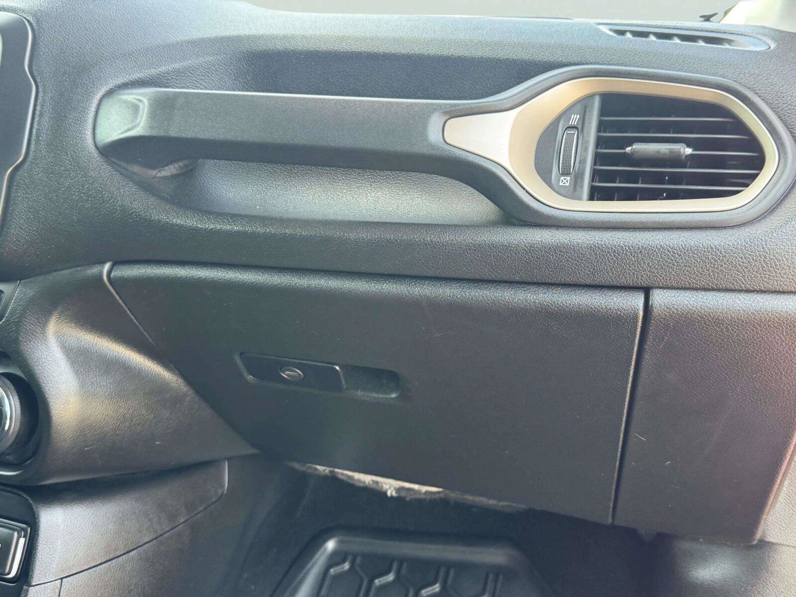 Used 2015 Jeep Renegade Latitude w/ Popular Equipment Group FWD image 53