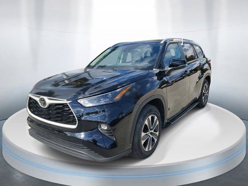 Used 2023 Toyota Highlander XLE image 2