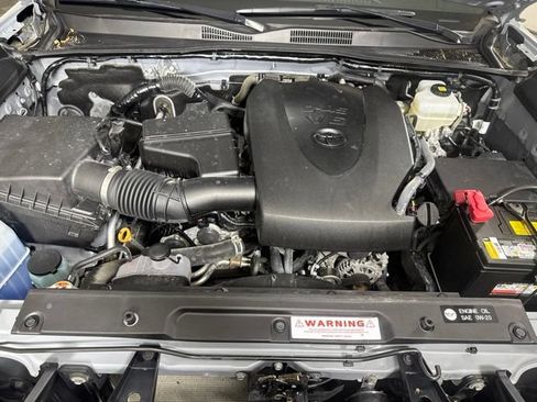 Used 2019 Toyota Tacoma TRD Off-Road AWD/4WD image 9