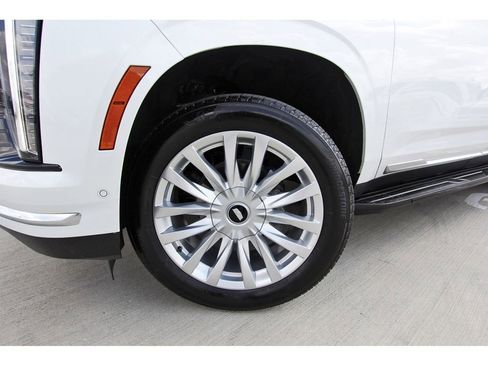 Certified 2025 Cadillac Escalade ESV Luxury image 31