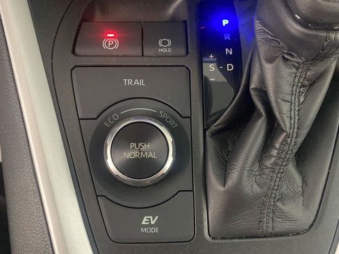 Used 2021 Toyota RAV4 LE AWD/4WD image 8