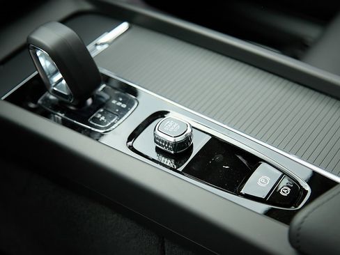 New 2025 Volvo XC60 B5 Core w/ Protection Package Premier image 16