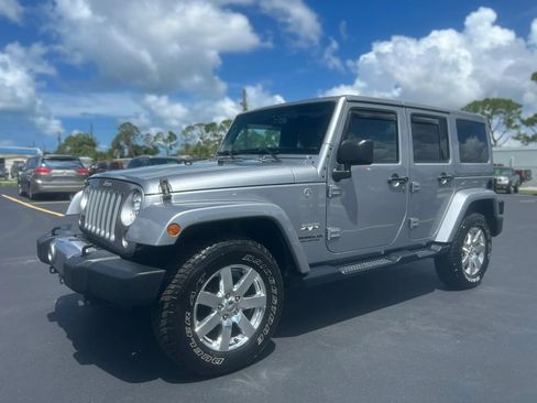 Used 2017 Jeep Wrangler Unlimited Sahara w/ Connectivity Group AWD/4WD image 14