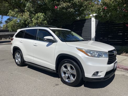 Used 2014 Toyota Highlander Limited w/ Driver Technology Package AWD/4WD image 2