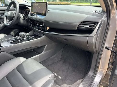 Used 2025 Nissan Rogue SL FWD image 18