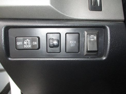 Used 2011 Toyota Tundra 4x4 CrewMax image 18