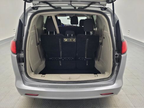 Used 2020 Chrysler Voyager L image 29