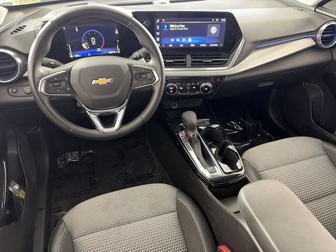 Used 2025 Chevrolet Trax LT w/ LT Convenience Package FWD image 21