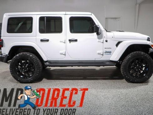 Used 2022 Jeep Wrangler Unlimited Sahara AWD/4WD image 7