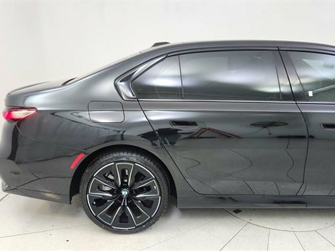Used 2024 BMW 740i w/ Premium Package image 7