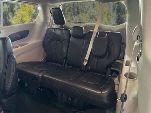 Used 2023 Chrysler Pacifica Touring-L FWD image 32