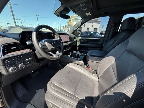 Used 2025 Chevrolet Suburban Z71 w/ Z71 Off-Road Package AWD/4WD image 13