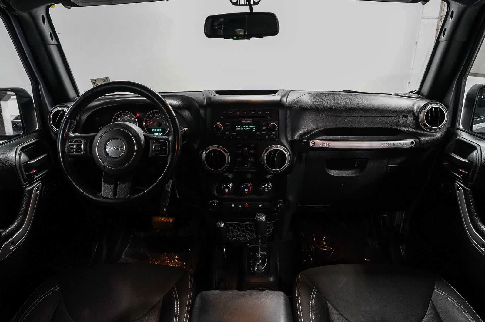 Used 2018 Jeep Wrangler Unlimited Rubicon w/ Connectivity Group AWD/4WD image 12