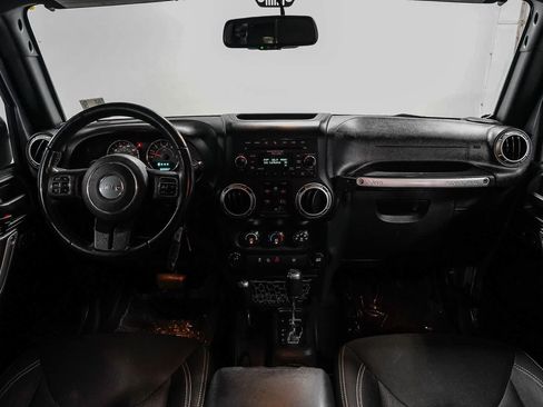 Used 2018 Jeep Wrangler Unlimited Rubicon w/ Connectivity Group AWD/4WD image 12