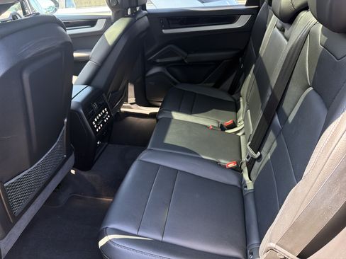 Used 2024 Porsche Cayenne AWD/4WD image 22