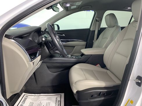 Used 2021 Cadillac XT4 Luxury w/ Cold Weather Package FWD image 15