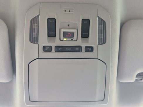Used 2021 Toyota Highlander XLE FWD image 19