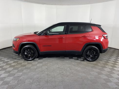 Used 2023 Jeep Compass Latitude w/ Convenience Group AWD/4WD image 10