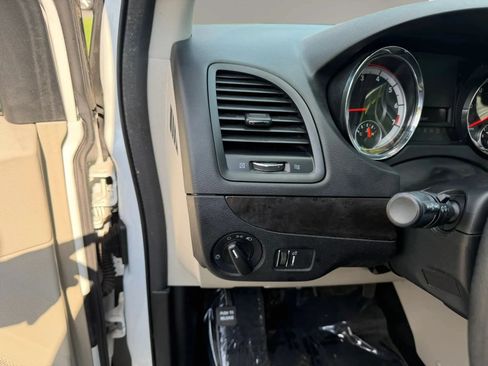 Used 2018 Dodge Grand Caravan SE w/ UConnect Hands-Free Group FWD image 14
