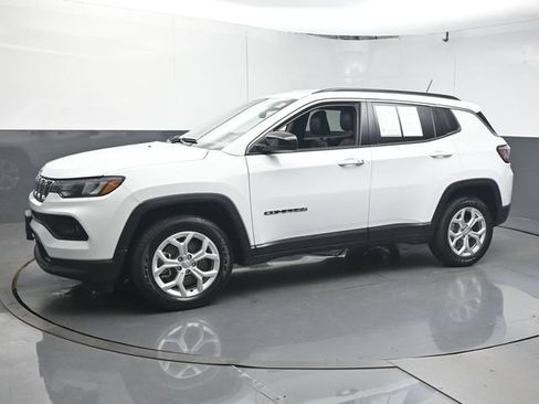 Used 2024 Jeep Compass Latitude AWD/4WD image 4