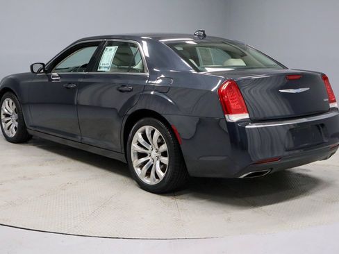 Used 2018 Chrysler 300 Touring L image 9