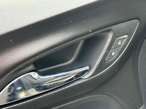 Used 2018 Chevrolet Equinox LT FWD image 11