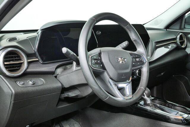 Used 2025 Chevrolet Trax ACTIV w/ Sunroof Package FWD image 5