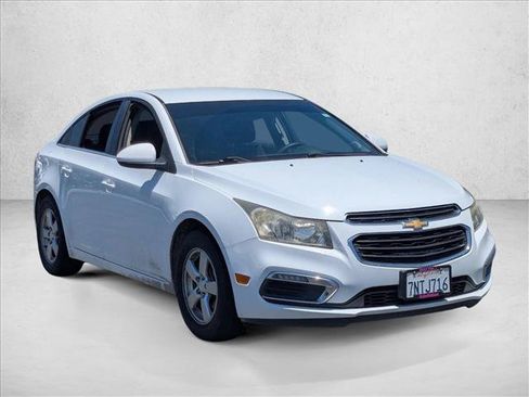 Used 2016 Chevrolet Cruze LT w/ Technology Package FWD image 3
