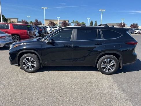 Used 2024 Toyota Highlander XLE image 8