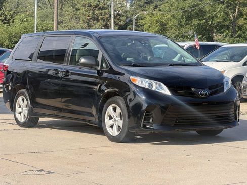 Used 2020 Toyota Sienna L FWD image 2