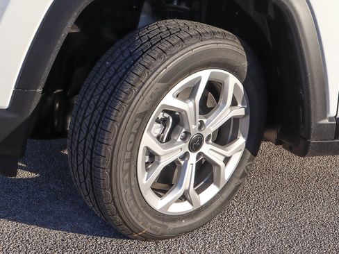 New 2026 Jeep Compass Latitude image 12