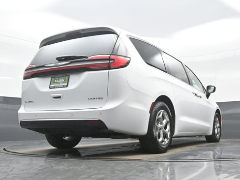 Used 2024 Chrysler Pacifica Limited image 31