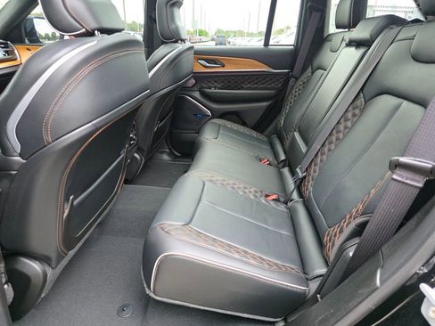 Used 2025 Jeep Grand Cherokee Summit w/ Obsidian Package AWD/4WD image 18