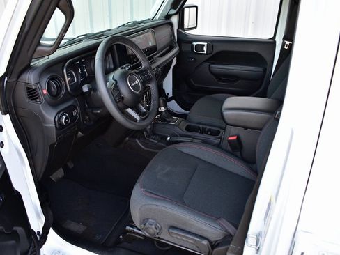 Used 2025 Jeep Wrangler Rubicon image 19
