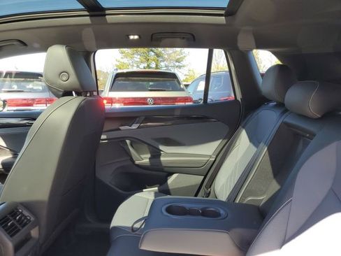 New 2026 Volkswagen Tiguan SE R-Line FWD image 10